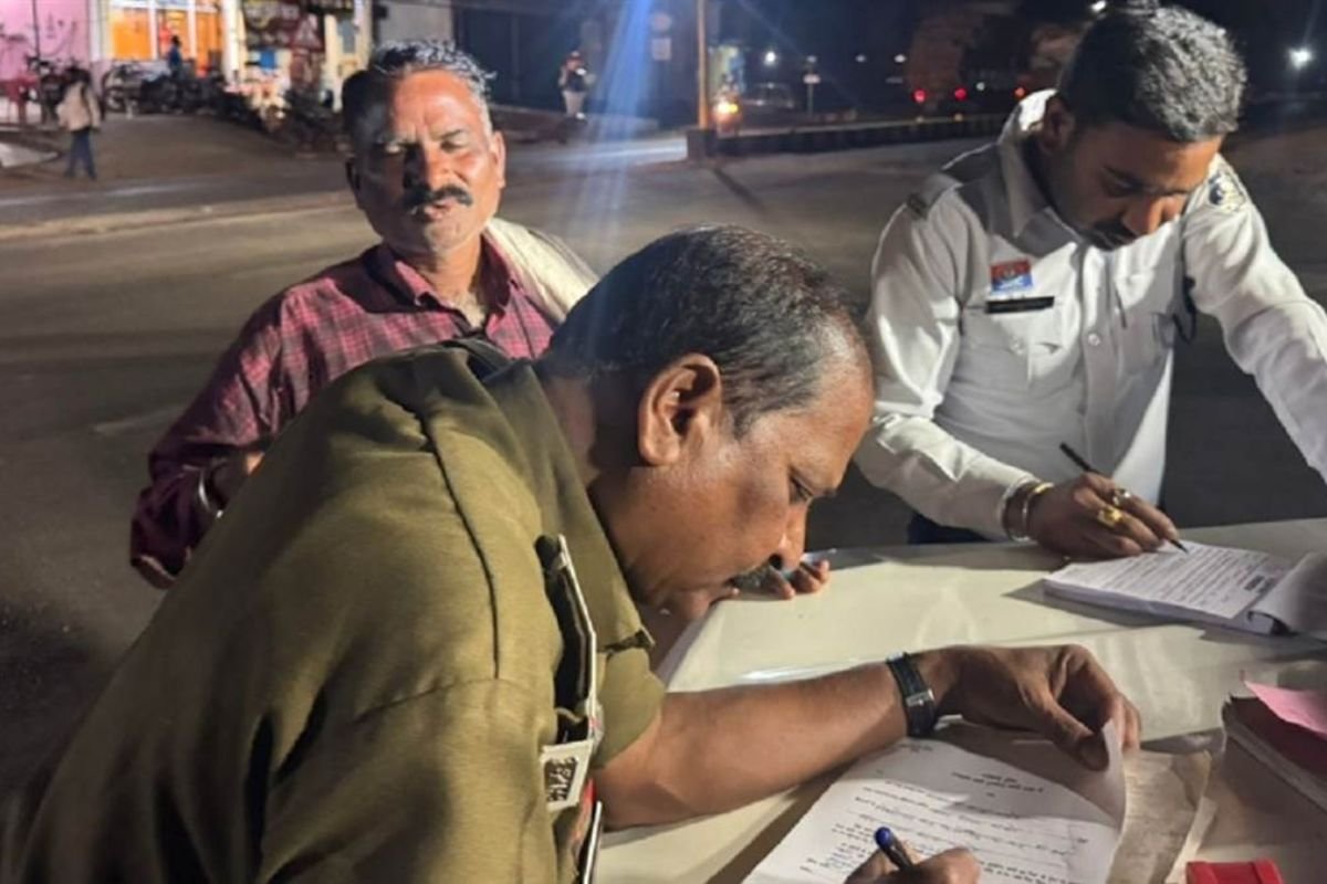 CG Balod News: बालोद पुलिस के सख्त अभियान का असर, सड़क हादसों में मौतें 18% घटीं, 17 हजार से अधिक चालान
