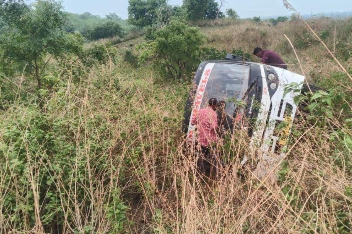 Jashpur News : जशपुर में बड़ा बस हादसा: खाई में गिरी यात्री बस, 2 गंभीर घायल
