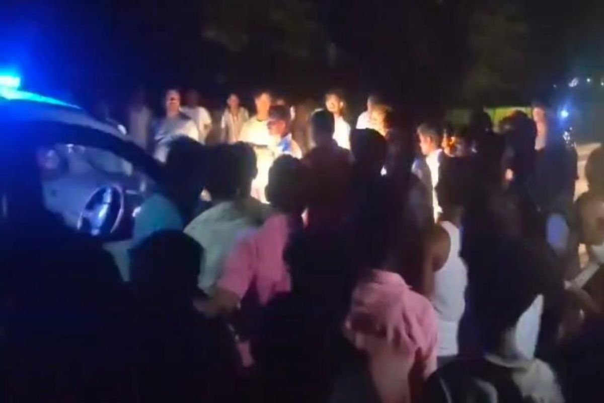 Dhamtari News: सड़क हादसे के बाद बवाल: ग्रामीणों ने एंबुलेंस और 112 वाहन में की तोड़फोड़, एसआई घायल