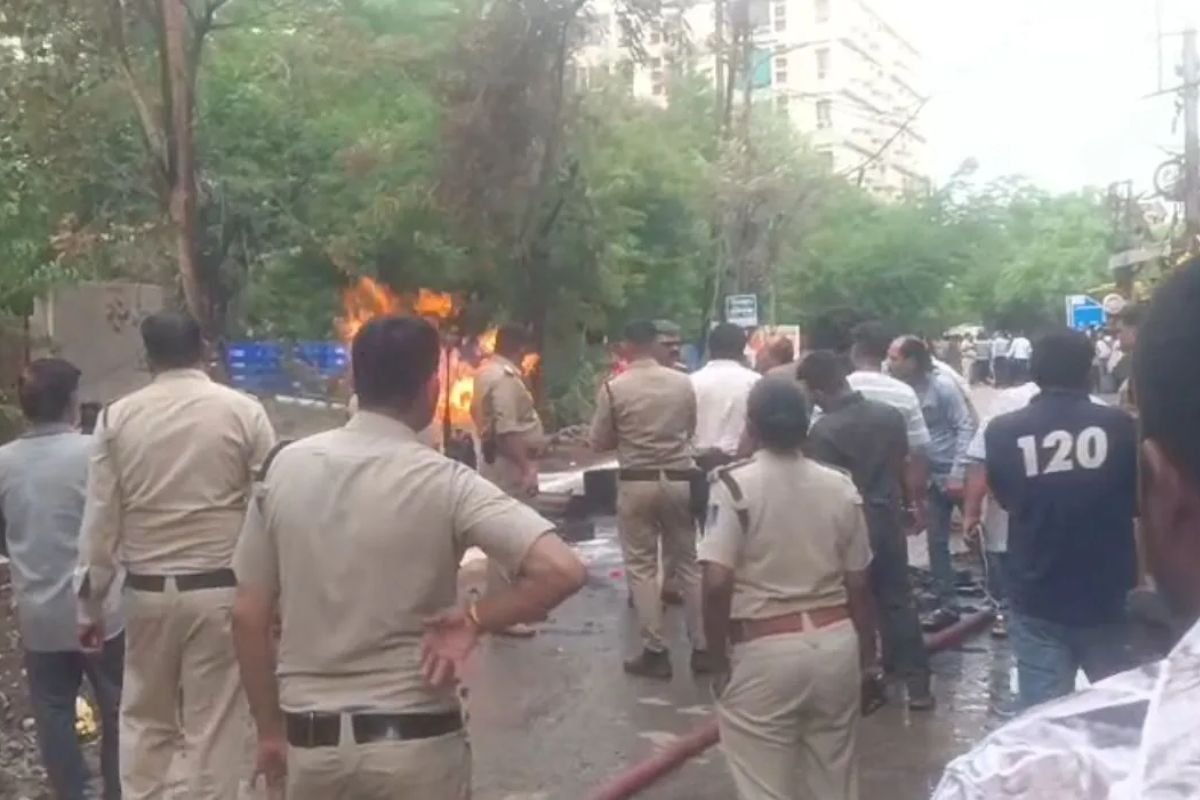 गैस रिसाव से मची अफरा-तफरी: आग की लपटों में घिरी सोशल मीडिया स्टार, कई वाहन जले