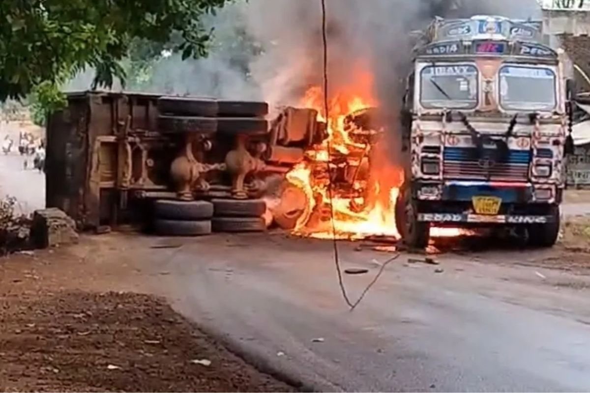 CG Kanker News: माटोली चौक पर भीषण हादसा; आमने-सामने टकराए ट्रक, हाईवे बना आग का मैदान