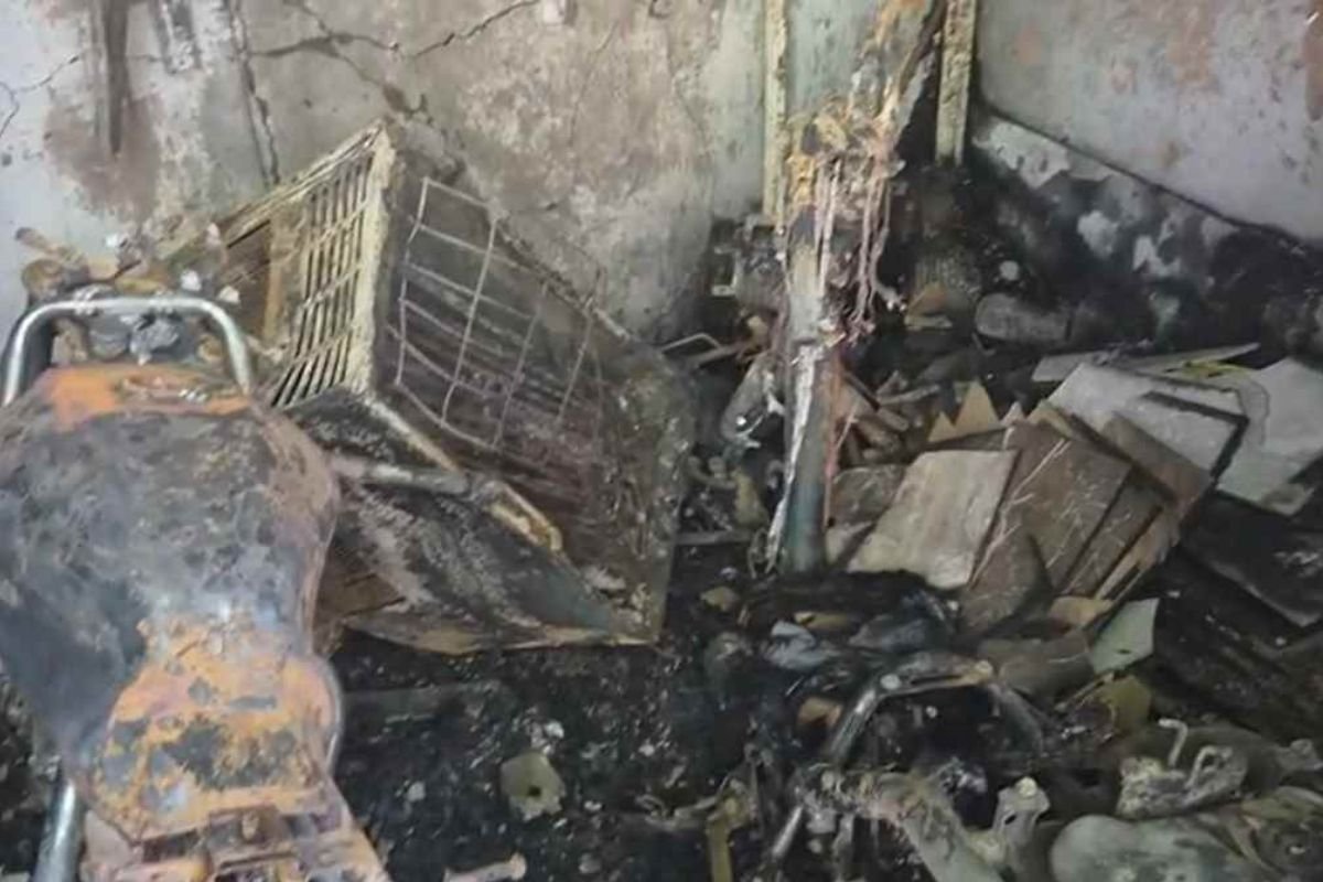 Raigarh News:तड़के 3 बजे मची चीख-पुकार; एसी फटने से घर बना आग का गोला, लाखों का नुकसान