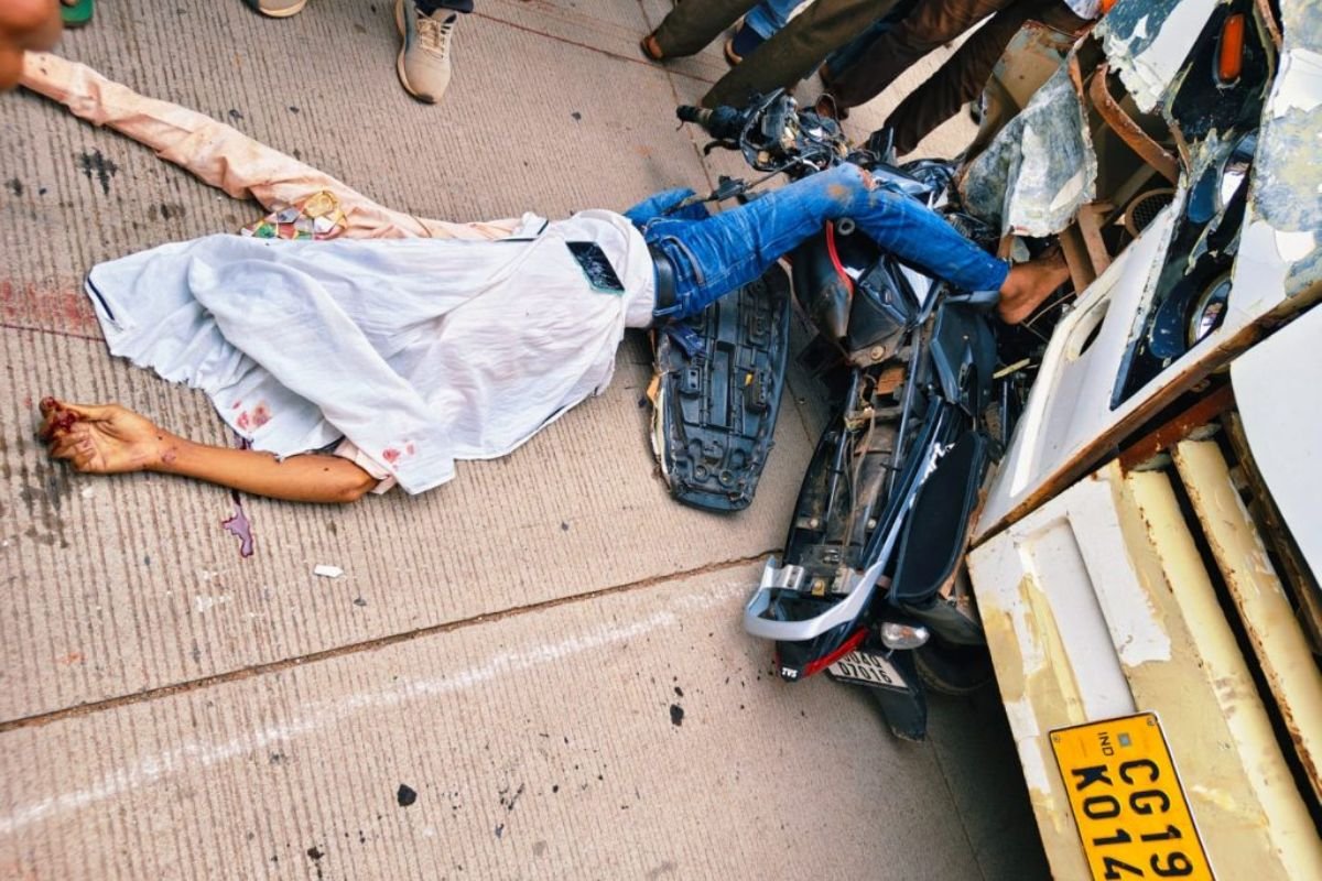 CG Accident News:रायपुर-अभनपुर हाईवे पर दर्दनाक सड़क हादसा, बस में फंसा युवक का शव और बाइक, चालक फरार