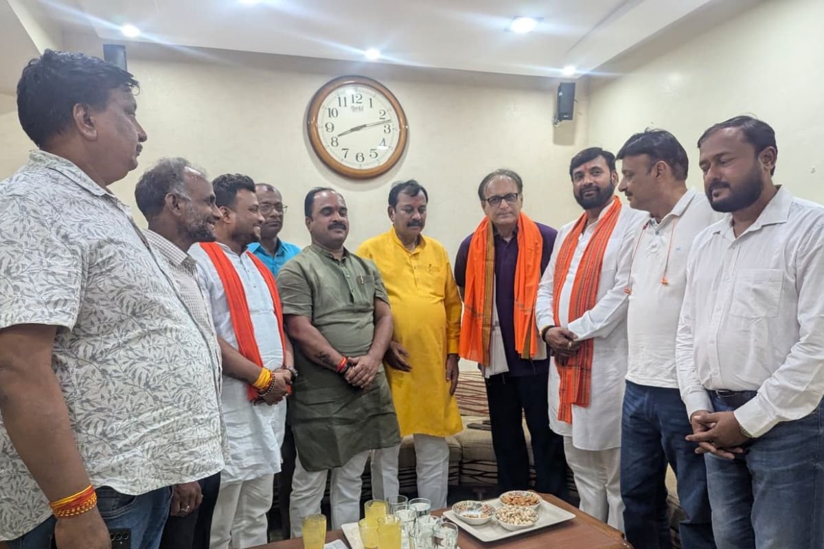 Bhilai News: खेल जगत के योगदान को नमन, सांसद विजय बघेल ने पूर्व क्रिकेटर राजेश चौहान का किया सम्मान