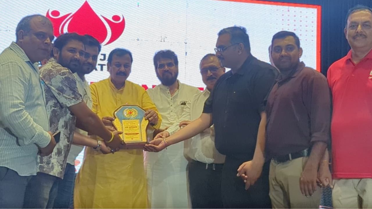 महात्मा गांधी कला मंदिर में समाज सेवियों का हुआ सम्मान, सांसद विजय बघेल ने की सेवा भावना की सराहना