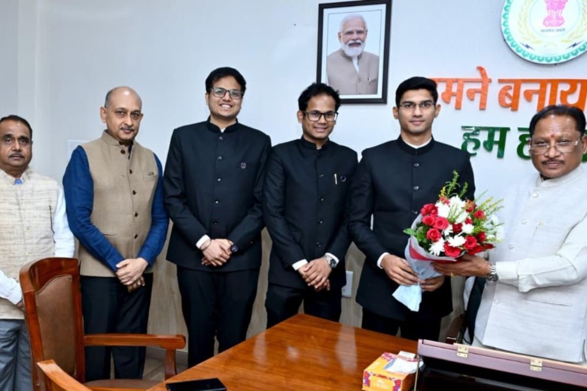 CG Raipur News: ‘जनहित को रखें सर्वोपरि’, IAS प्रशिक्षु अधिकारियों को CM विष्णुदेव साय की सीख