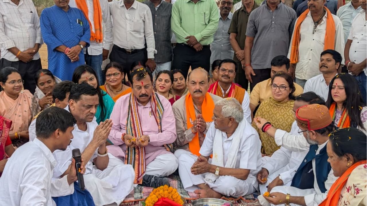 Durg News: भाजपा मंडल कार्यालय के लिए आहिवारा में हुआ भूमि पूजन, कार्यक्रम के भाजपा सांसद विजय बघेल रहे मुख्य अतिथि