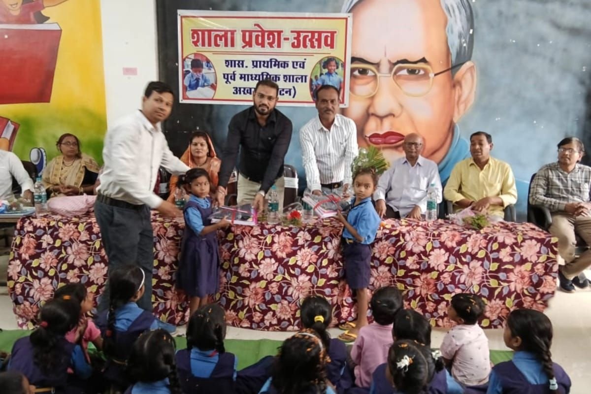 शासकीय पीएम श्री विद्यालय अखरा में हर्षोल्लास से मनाया गया शाला प्रवेश उत्सव, नवप्रवेशी विद्यार्थियों का किया स्वागत