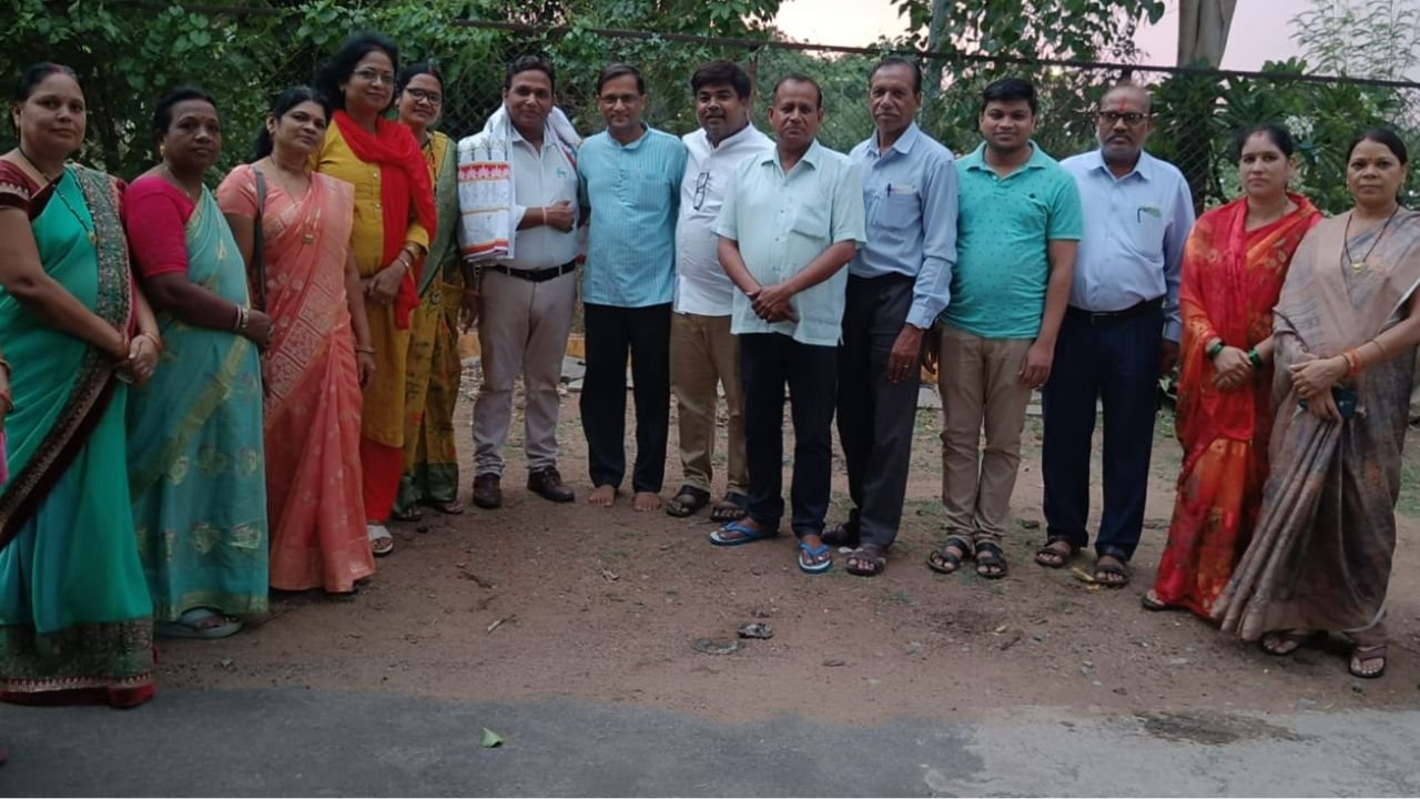 Durg News: पार्षद चंद्रभान सिंह ठाकुर ने कर्मा भवन विस्तार के लिए दिए 50 हजार रुपये, सामाजिक विकास पर हुई चर्चा