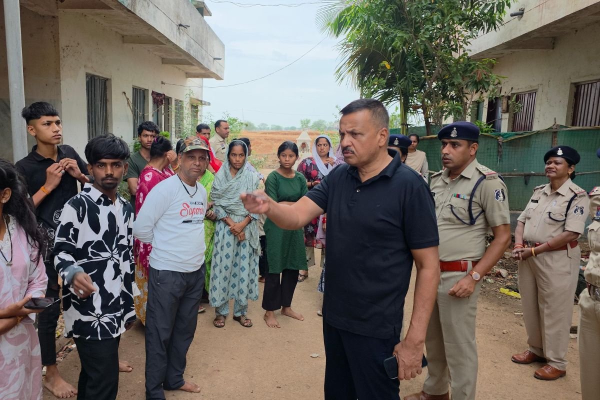 Kawardha News: एसपी धर्मेंद्र सिंह के नेतृत्व में बड़ी कार्रवाई, संदिग्ध गतिविधियों पर पुलिस की कड़ी नजर