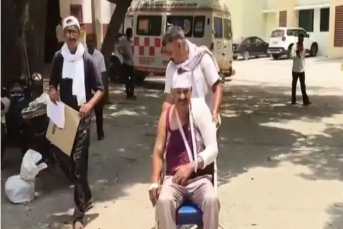 UP में छत्तीसगढ़ पुलिस टीम पर हमला: गांजा तस्कर की तलाश में गई टीम को ग्रामीणों ने चोर समझा, एक सिपाही गंभीर घायल