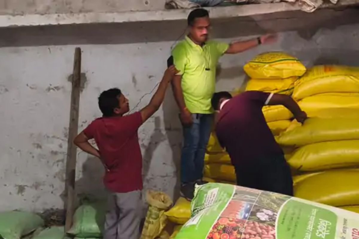 Sakti News: सक्ती में प्रशासन का बड़ा एक्शन: 86 बोरी यूरिया जब्त, अवैध खनिज परिवहन में 4 वाहन पकड़े गए