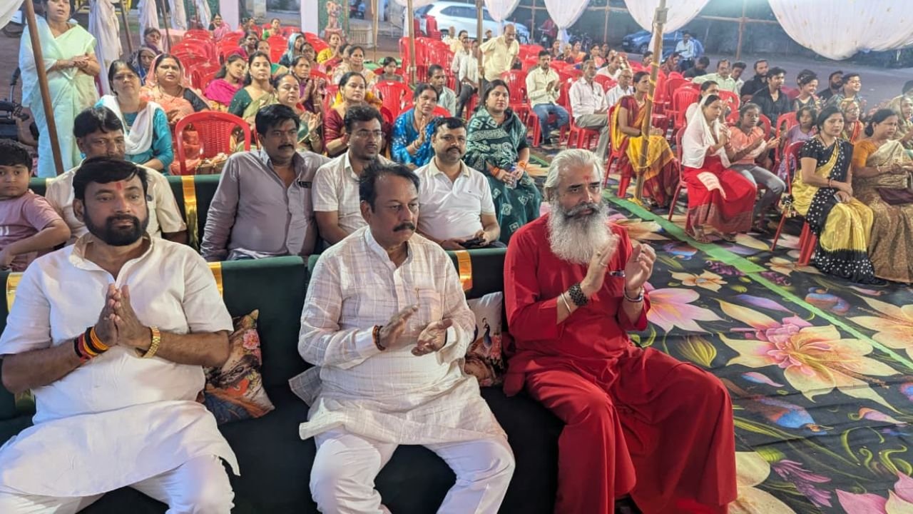 Durg News: कुरुद के ढांचा भवन में दो दिवसीय आध्यात्मिक कथा संपन्न, सांसद विजय बघेल ने किया कथा श्रवण, सुमिरन माई से लिया आशीर्वाद