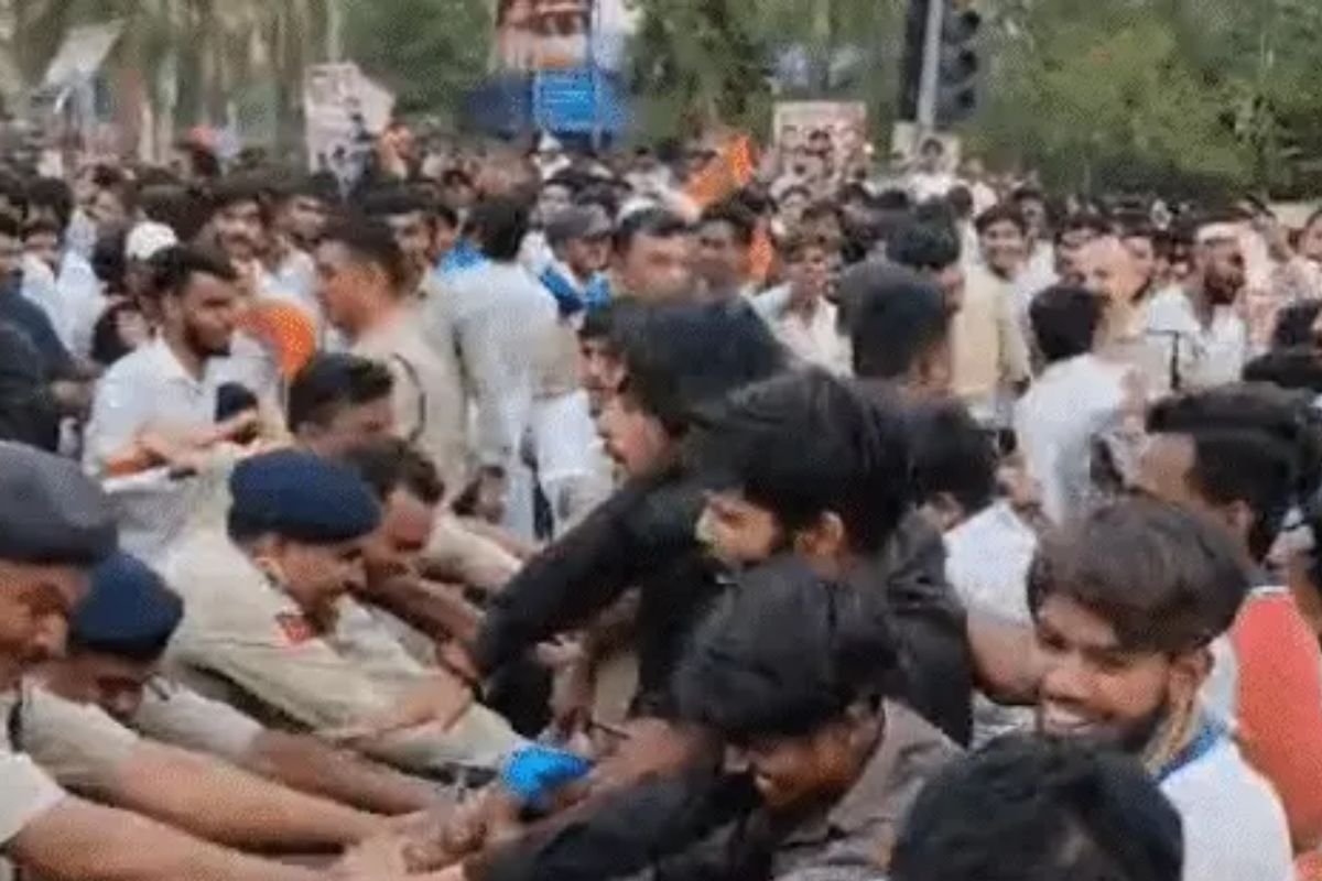 NEET पेपर लीक के विरोध में बिलासपुर में बवाल: बैरिकेड तोड़कर आगे बढ़े NSUI कार्यकर्ता, लाठीचार्ज और वाटर कैनन का इस्तेमाल