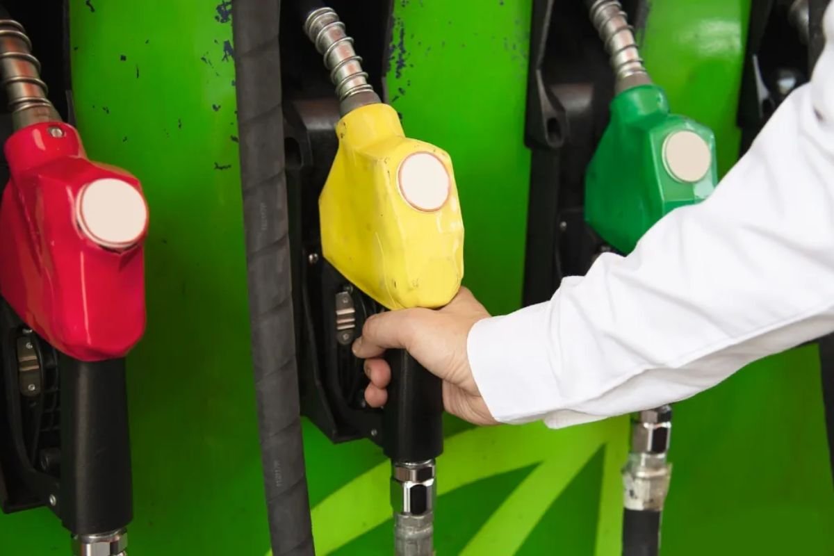 Petrol-Diesel News: आम लोगों की ईंधन सप्लाई सुरक्षित रखने के लिए केंद्र का एक्शन, पेट्रोल-डीजल नियमों में बड़ा बदलाव