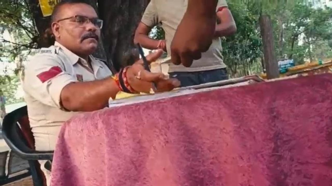 Surajpur News: खाकी की छवि पर दाग? हेड कांस्टेबल पर लगे वसूली के आरोप, सोशल मीडिया पर वायरल वीडियो ने खड़े किए सवाल