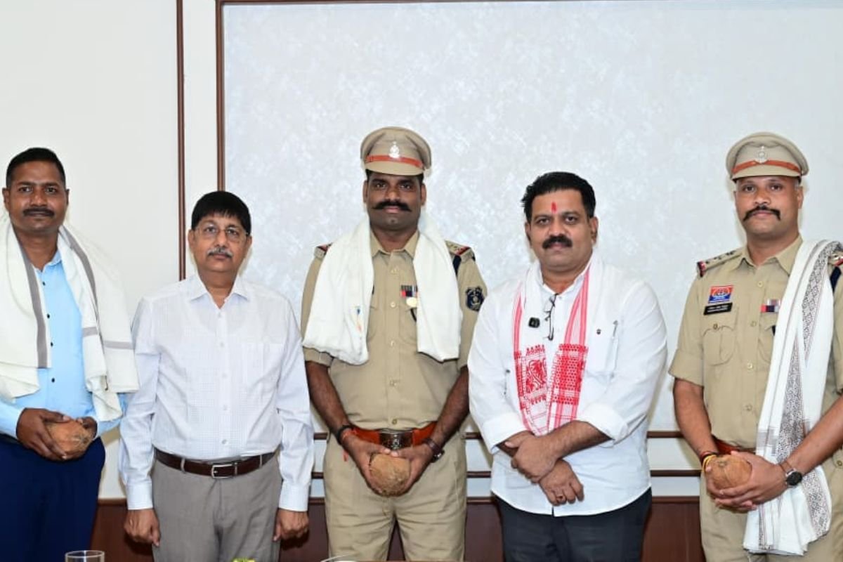 CG News: जवानों के सम्मान और परिवारों की सुरक्षा के लिए सरकार प्रतिबद्ध, शौर्य चक्र विजेता जवानों से मिलकर बोले विजय शर्मा