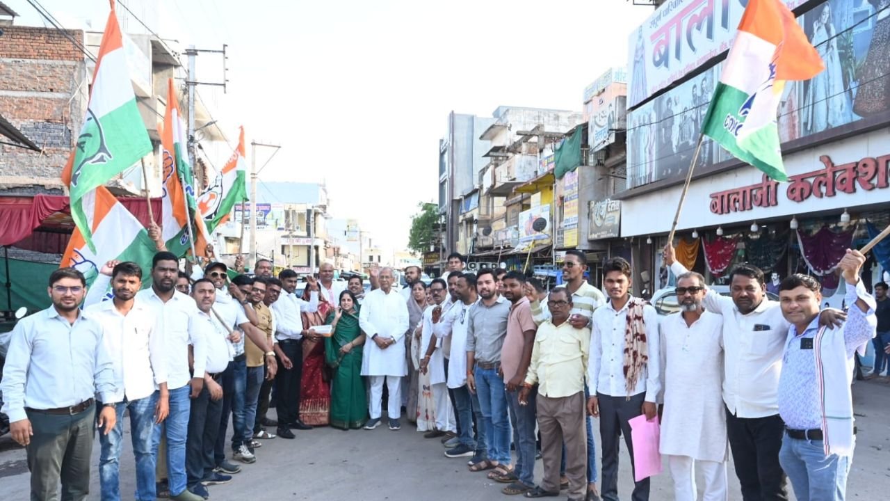 निकाय चुनाव में कांग्रेस की जीत पर उतई में जश्न, ताम्रध्वज साहू भी हुए शामिल