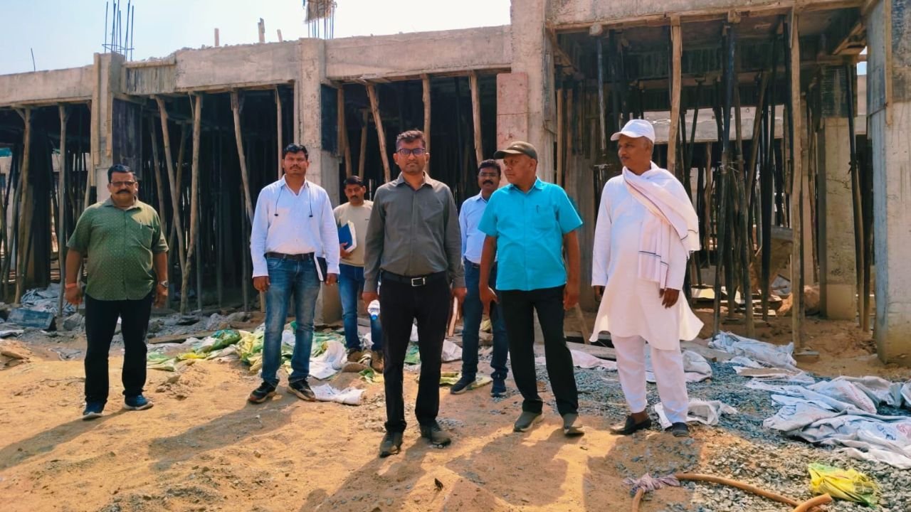 EMRS निर्माण में कथित अनियमितताओं की जांच तेज, कलेक्टर की 7 सदस्यीय टीम ने सरनापारा पहुंचकर खंगाली हकीकत