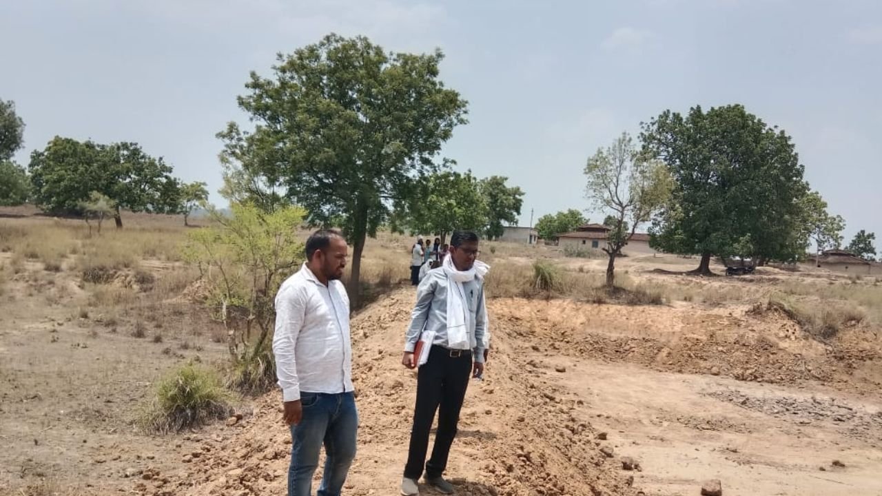 प्रतापपुर: मनरेगा में मशीनों के इस्तेमाल पर कार्रवाई, रोजगार सहायक कार्यमुक्त, अब पूरी व्यवस्था पर उठे सवाल