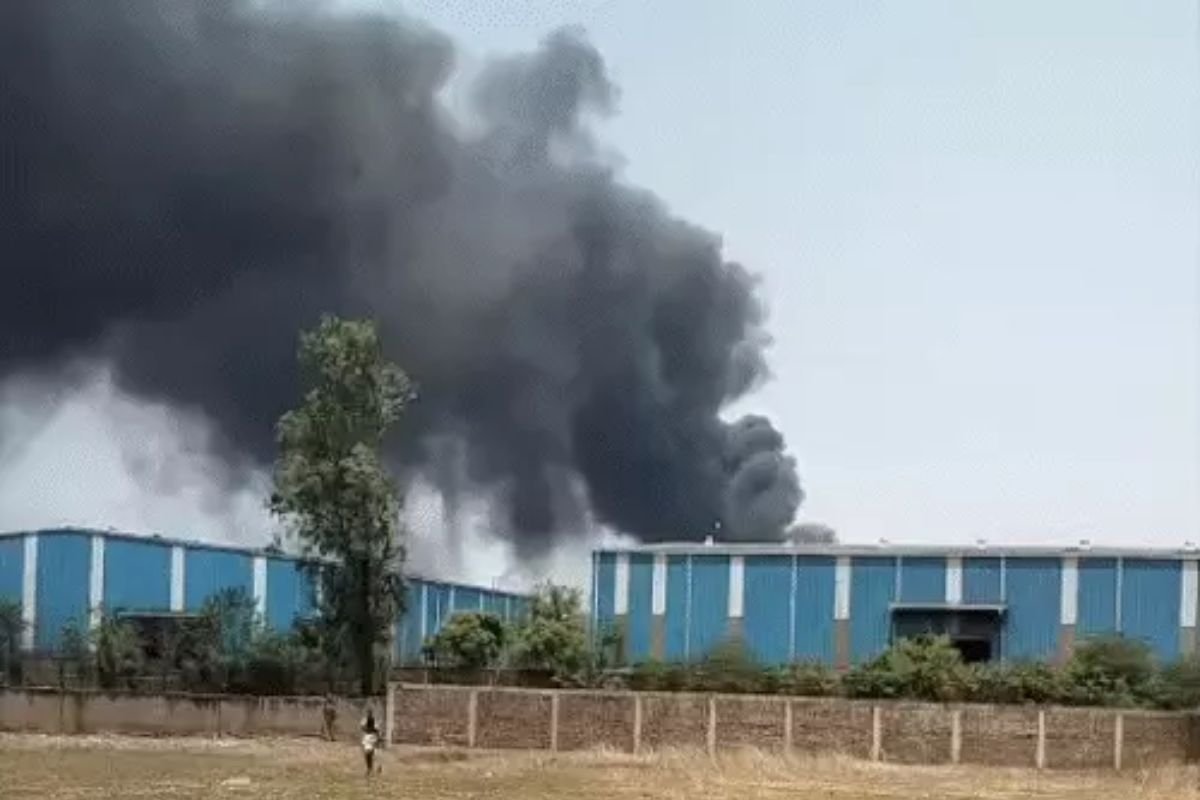 Raipur News: पोरवाल ऑयल फैक्ट्री में लगी आग, सैंपलिंग के दौरान हुआ हादसा, दमकल ने पाया काबू