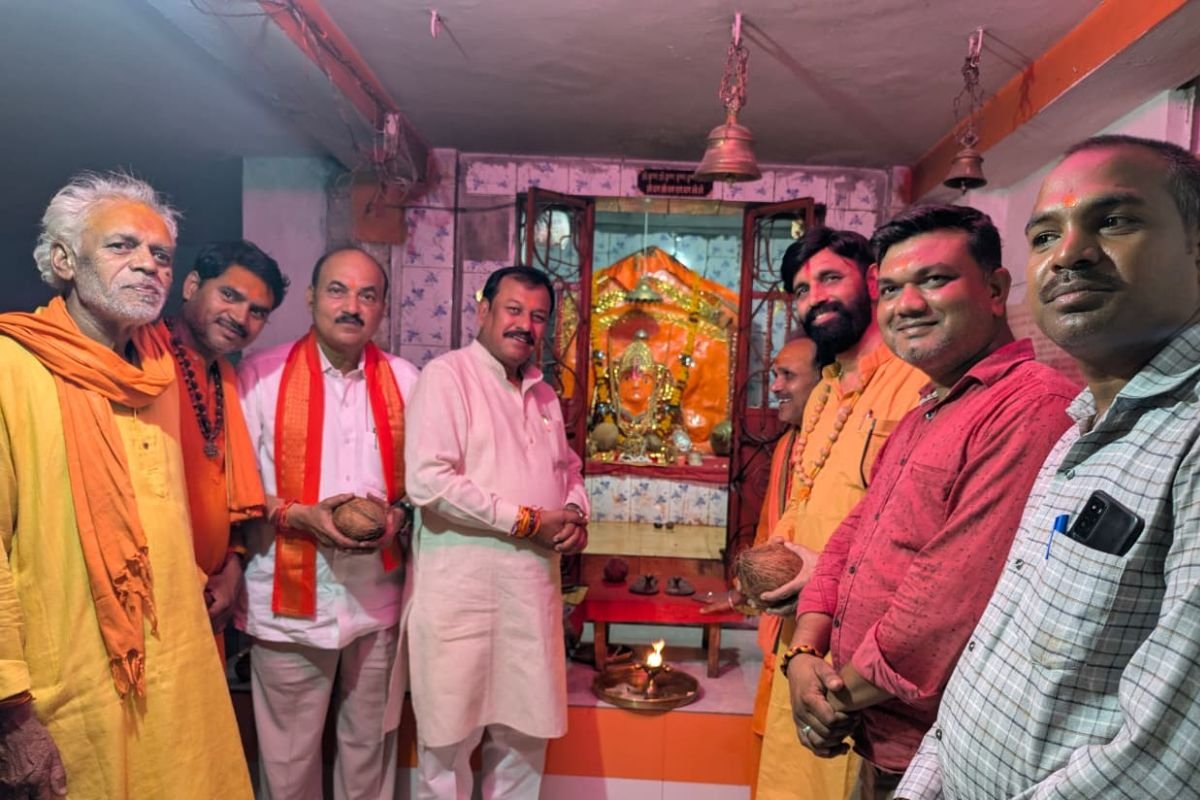 बाबा रुक्खडनाथ धाम पहुंचे सांसद विजय बघेल, पश्चिममुखी हनुमान मंदिर में की पूजा-अर्चना