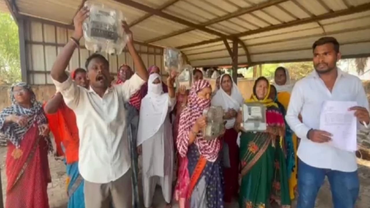Bhilai News: स्मार्ट मीटर के खिलाफ भिलाई में फूटा गुस्सा, उपभोक्ताओं ने बिजली दफ्तर के बाहर तोड़े पुराने मीटर