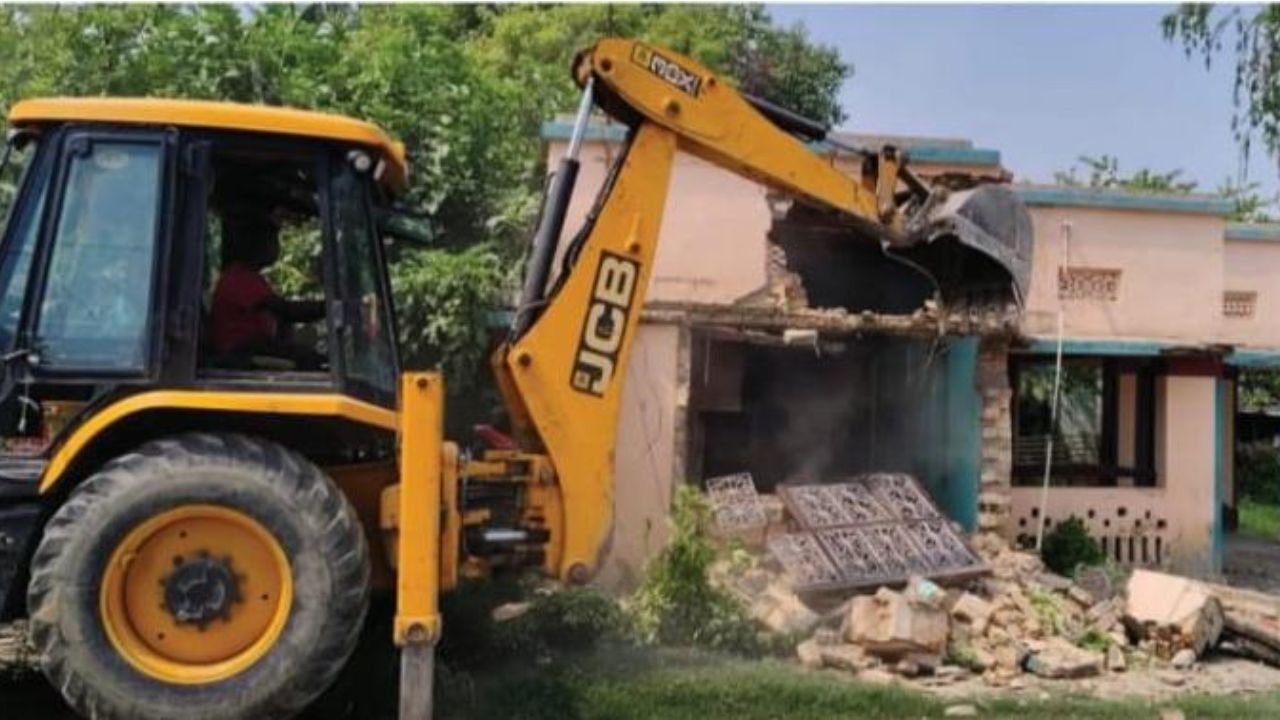 Surajpur News: सरकारी जमीन पर चला बुलडोजर, बैरिया पंचायत में बड़े पैमाने पर अतिक्रमण हटाने की कार्रवाई
