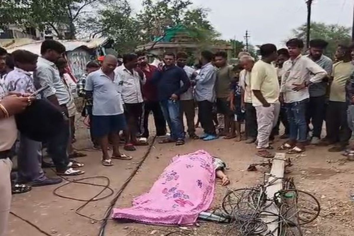 CG Baloda Bazar News:सब्जी खरीदने पहुंची महिला पर टूटा मौत का कहर, खंभा गिरते ही गई जान