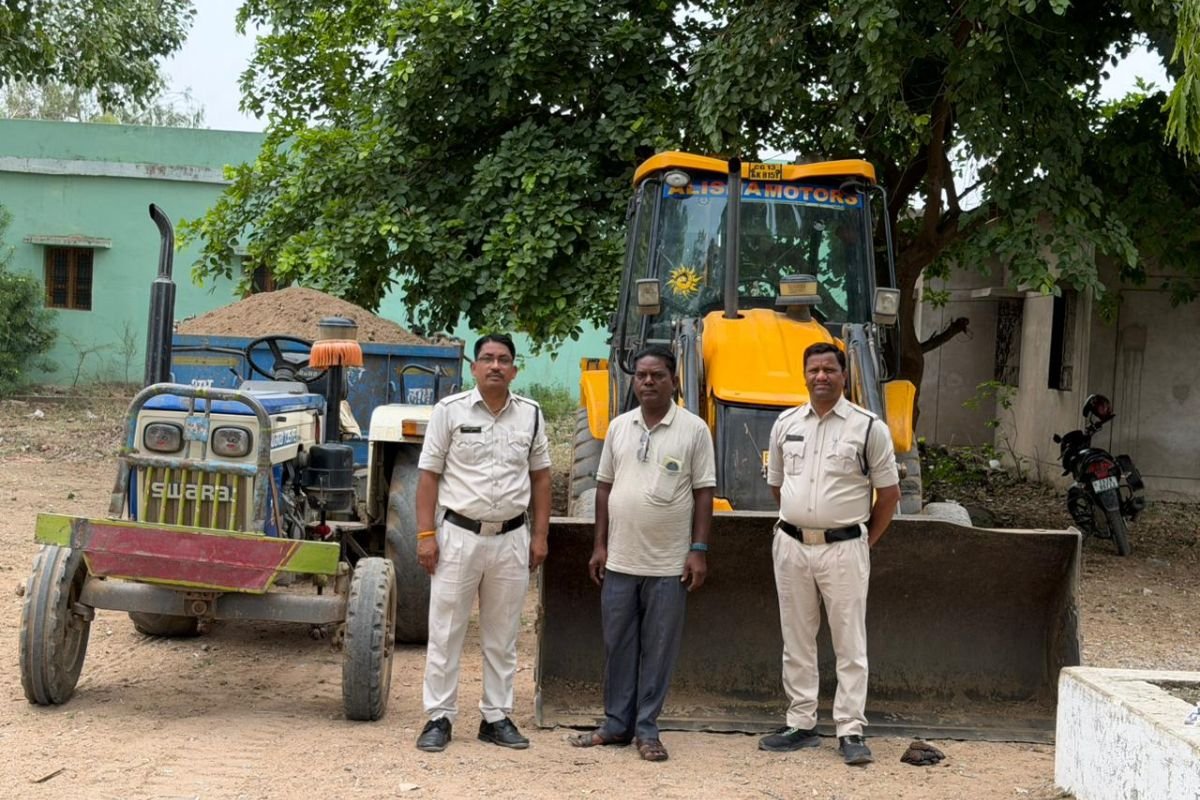 CG Kawardha News: खनिज विभाग की बड़ी कार्रवाई, नहर क्षेत्र से मुरुम उत्खनन करते रंगे हाथ पकड़े वाहन