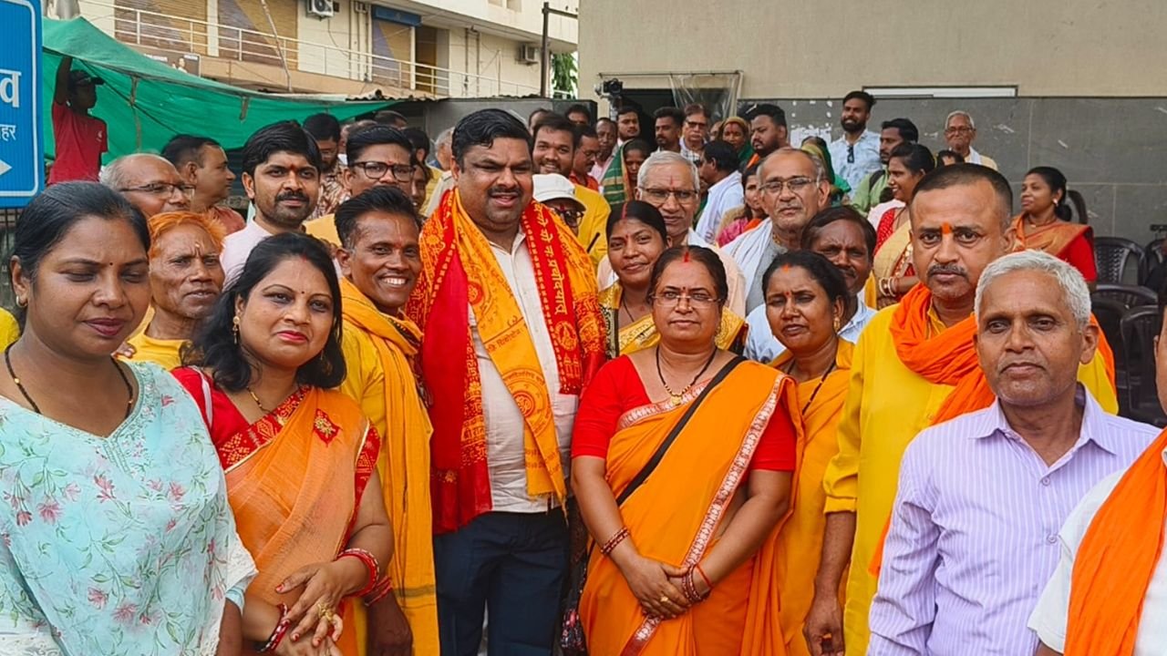 Durg News: स्कूलों में प्रार्थना और नैतिक गतिविधियां जारी रखने के फैसले पर गायत्री परिवार ने जताया आभार, शिक्षा मंत्री गजेंद्र यादव के समर्थन में सौंपा ज्ञापन