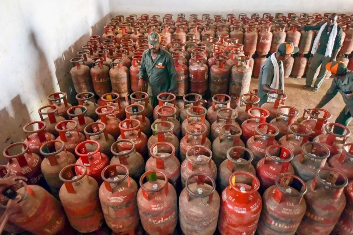 LPG Cylinder Rate Hike: घरेलू गैस सिलेंडर फिर हुआ महंगा, 29 रुपये बढ़े दाम; तीन महीने में 89 रुपये की बढ़ोतरी