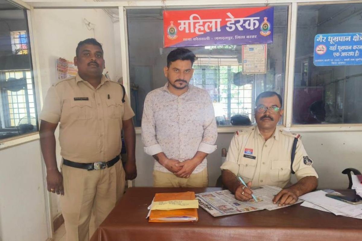 छत्तीसगढ़ में नशे के खिलाफ बड़ी कार्रवाई: जगदलपुर में अफीम तस्कर गिरफ्तार, दुर्ग में कार के गुप्त चेंबर से 14.5 किलो गांजा बरामद