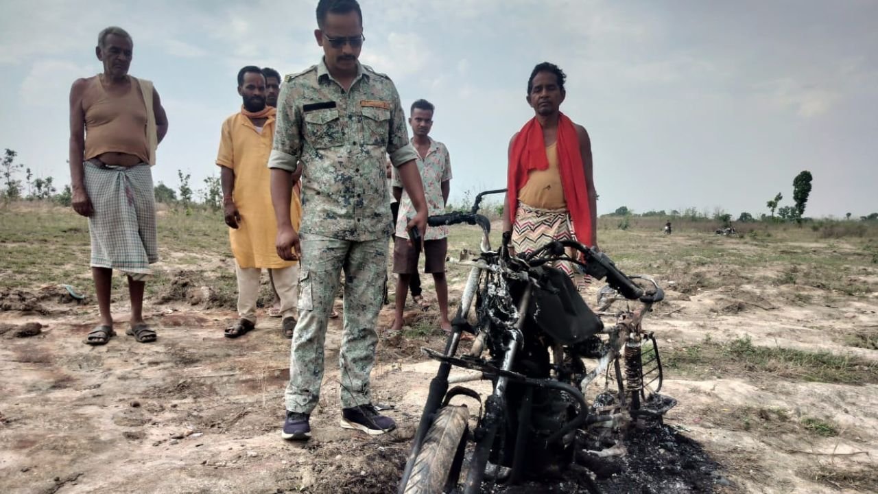 Surajpur News: आधी रात की सनसनी: घर के बाहर से बाइक चोरी, जंगल में ले जाकर बदमाशों ने जला दी