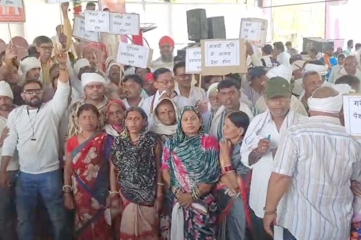 सुशासन तिहार में फूटा जनाक्रोश: पानी की मटकी फोड़कर महिलाओं ने जताया विरोध, कांग्रेस ने सरकार को घेरा