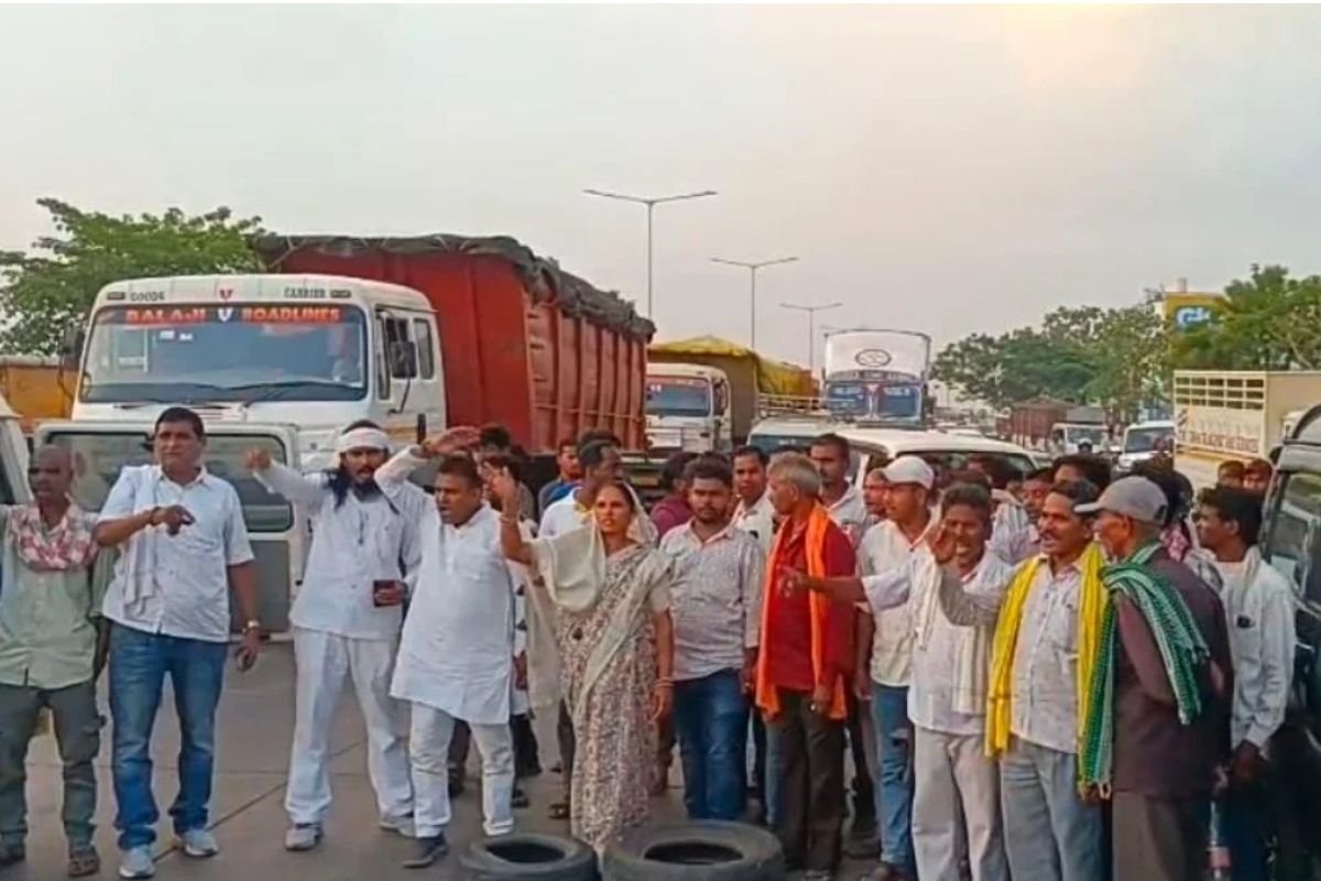 Mungeli News: वासुदेव ट्रेड प्लांट में हादसा: युवक की मौत से भड़के ग्रामीण, शव रखकर किया चक्काजाम