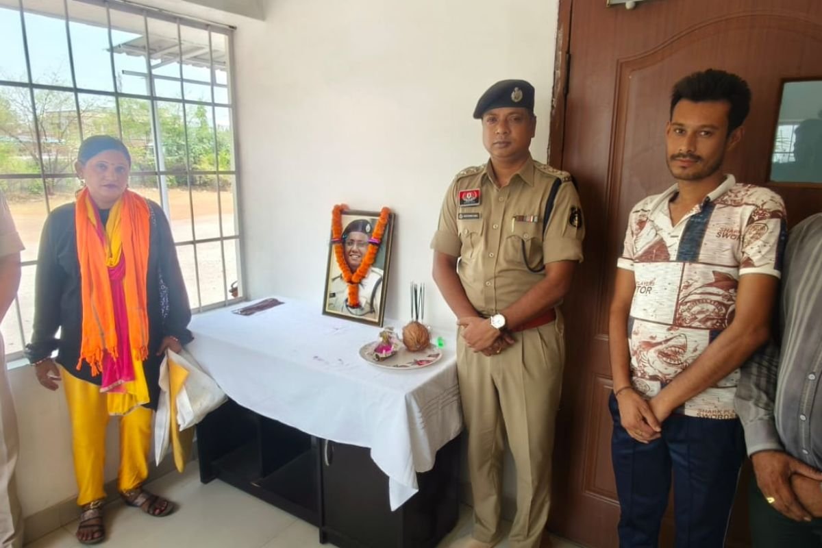 CG Patan News: शहादत को नमन: प्रथम पुण्यतिथि पर शहीद एएसपी आकाश राव गिरिपुंजे को दी गई भावभीनी श्रद्धांजलि