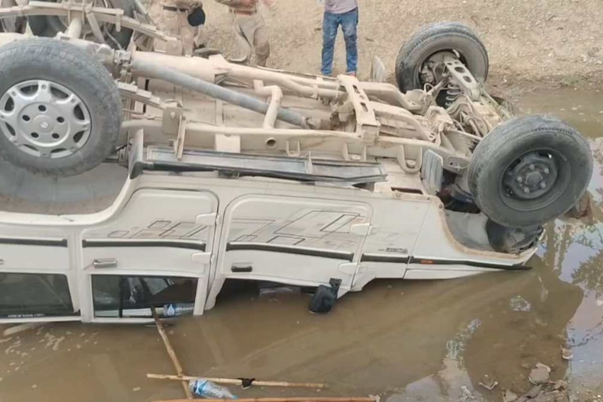 CG News:बाइक सवारों को बचाने के प्रयास में नहर में पलटी आबकारी टीम की वाहन