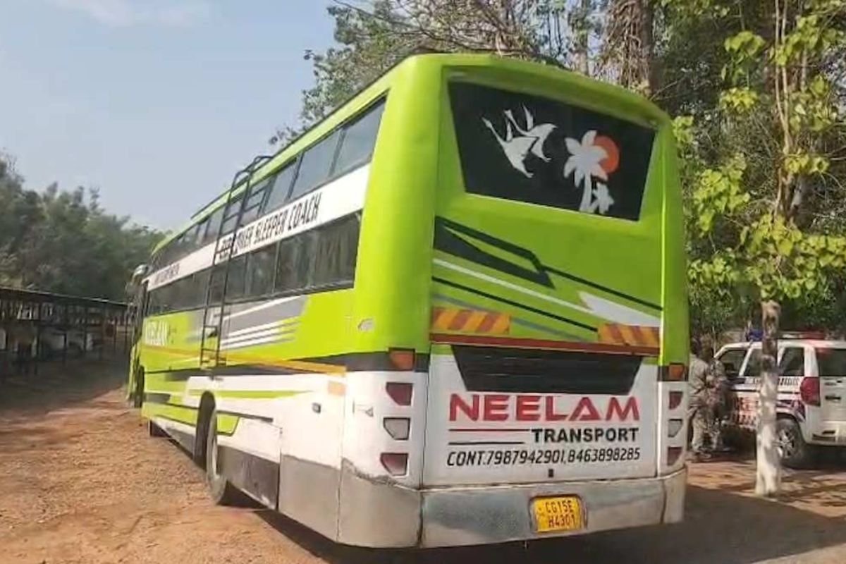 सूरजपुर: बस में झाड़ू की आड़ में हो रही थी गांजा तस्करी, पुलिस ने 2 करोड़ का 20 क्विंटल गांजा किया जब्त