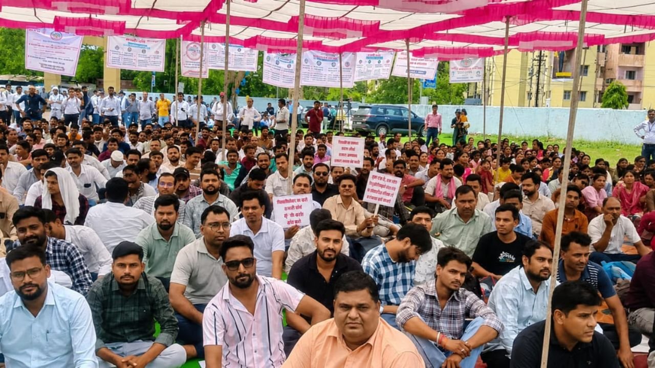 Bhopal News: ‘स्किल इंडिया’ के प्रशिक्षक खुद असुरक्षित, वेतन और स्थायी रोजगार की मांग को लेकर सड़क पर उतरे