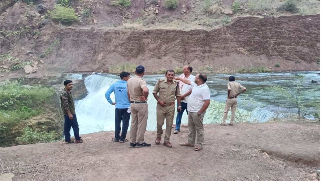 MP News: रीवा में बड़ा हादसा; इटमा वॉटरफॉल में सेल्फी लेते समय फिसला युवक, SDRF का रेस्क्यू जारी
