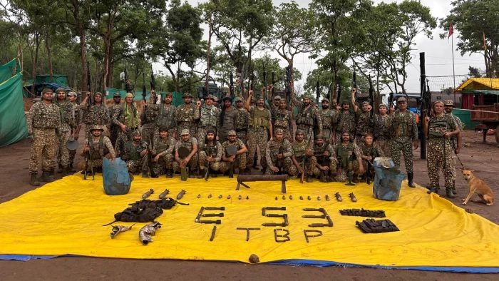 Narayanpur News: इन जगहों पर नक्सली छिपा रखे थे खतरनाक सामान, सर्चिंग के दौरान पड़ी जवानों की नजर, जानिए क्या-क्या मिला