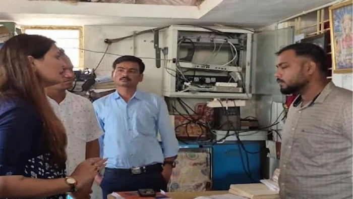 Kawardha News: बिजली संकट पर विधायक भावना बोहरा का औचक निरीक्षण, जेई को लगाई फटकार, किसानों ने रिश्वत और दुर्व्यवहार के लगाए आरोप