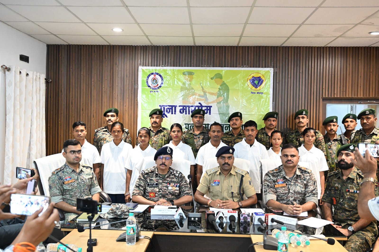 Bijapur News: बीजापुर में नक्सल मोर्चे पर बड़ी सफलता: झारखंड में सक्रिय 8 माओवादी कैडरों ने किया आत्मसमर्पण, 49 लाख का था इनाम
