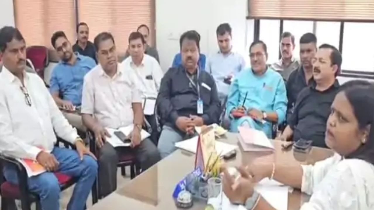 Ambikapur News: अंबिकापुर में बिजली कटौती पर भड़की महापौर मंजूषा भगत, अधिकारियों से बोलीं- ‘सुधर जाओ, नहीं तो मुख्यमंत्री से शिकायत करूंगी’