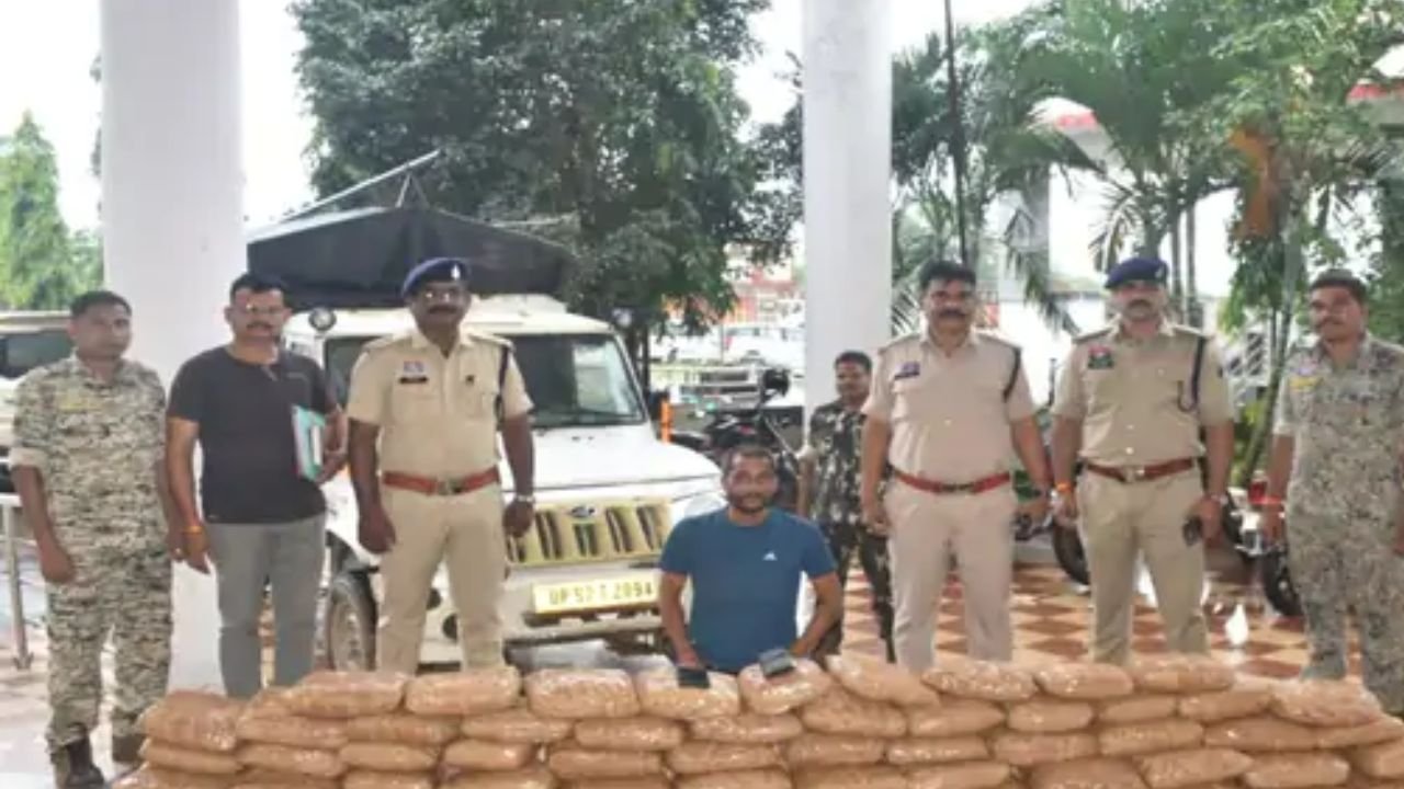 Bastar News: बस्तर पुलिस की बड़ी कार्रवाई: बोलेरो पिकअप से 1.07 करोड़ का 215 किलो गांजा जब्त, यूपी का तस्कर गिरफ्तार
