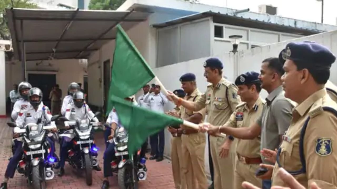 CG Raipur News: रायपुर में ट्रैफिक जाम से राहत के लिए 10 नई QRT तैनात, सूचना मिलते ही मौके पर पहुंचेगी टीम