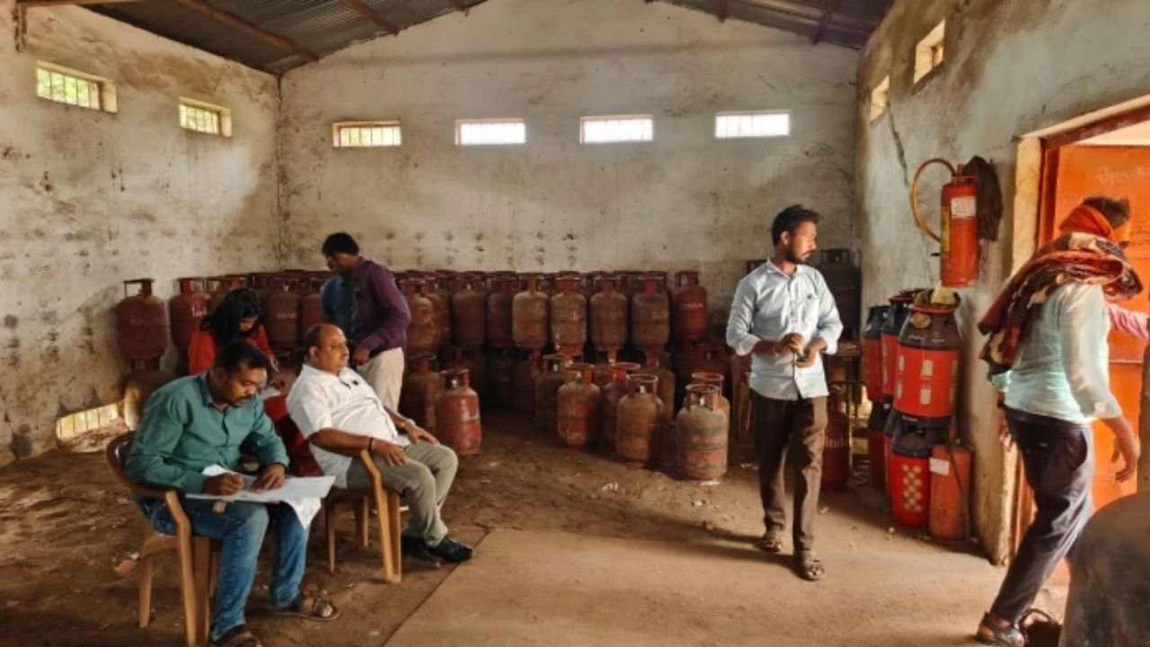 Khairagarh News: खैरागढ़ में शिवा इंडेन गैस एजेंसी पर बड़ी कार्रवाई, 608 गैस सिलिंडर जब्त; आवश्यक वस्तु अधिनियम के तहत केस दर्ज