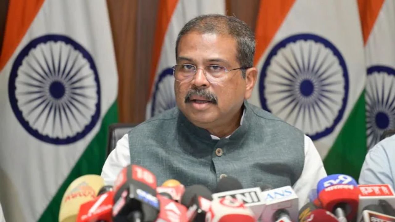 Dharmendra Pradhan Resigns: बड़ी खबर.. छात्र आंदोलन के बीच केंद्रीय शिक्षा मंत्री धर्मेंद्र प्रधान ने दिया इस्तीफा