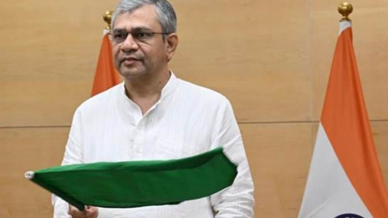 रामनगर-देहरादून के बीच पहली सीधी एक्सप्रेस ट्रेन शुरू, रेल मंत्री अश्विनी वैष्णव ने दिखाई हरी झंडी